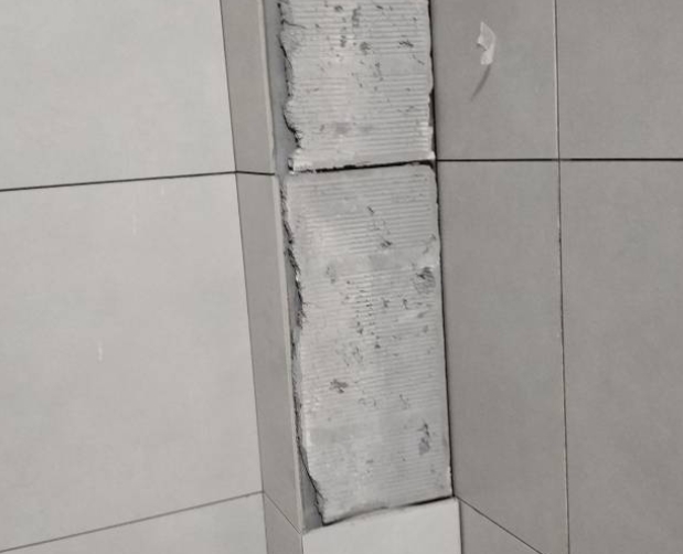 龙湾瓷砖空鼓维修公司分享下瓷砖施工前基层浇水润湿程度不足，可能导致以下问题